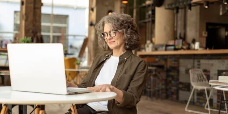 Mulher madura trabalhando em seu notebook.
