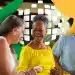 Idosos sorrindo em ambiente ao ar livre representando beneficiários do INSS após mudanças na Prova de Vida 2026.