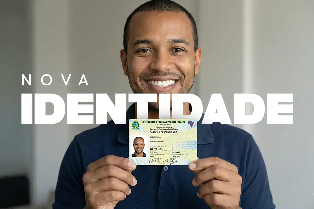 Foto em plano médio de um homem jovem, negro, com barba curta e sorridente, segurando com as duas mãos a nova Carteira de Identidade Nacional (CIN). Ele veste uma camisa polo azul-marinho. Sobre a imagem, à esquerda, o texto branco em destaque diz "NOVA IDENTIDADE". O documento exibido contém sua foto e informações oficiais. O fundo é neutro e levemente desfocado.