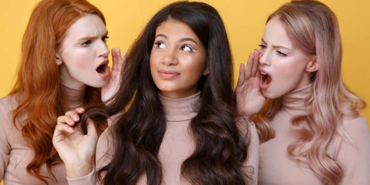 Três meninas rivais uma da outra.