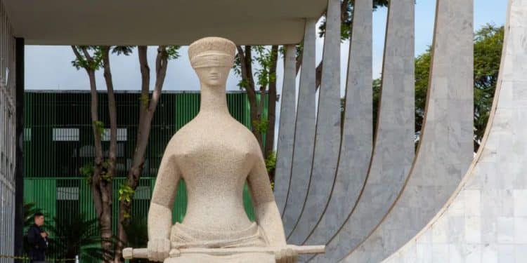 Escultura da Justiça em frente ao Supremo Tribunal Federal, simbolizando a decisão que garante o piso salarial nacional para professores temporários.