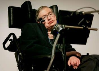 Stephen Hawking em cadeira de rodas, com sintetizador de voz, refletindo sobre o poder das pessoas silenciosas.