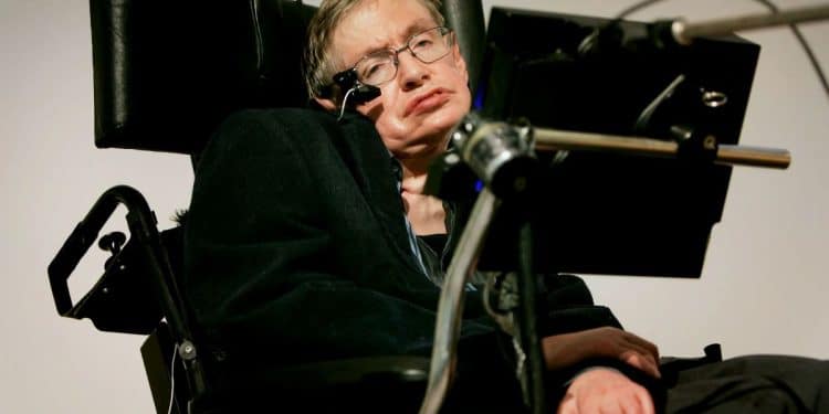 Stephen Hawking em cadeira de rodas, com sintetizador de voz, refletindo sobre o poder das pessoas silenciosas.