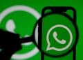 Logo do WhatsApp exibido em smartphone, representando fim do suporte a celulares Android antigos.