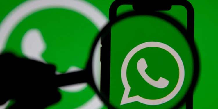 Logo do WhatsApp exibido em smartphone, representando fim do suporte a celulares Android antigos.