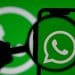Logo do WhatsApp exibido em smartphone, representando fim do suporte a celulares Android antigos.