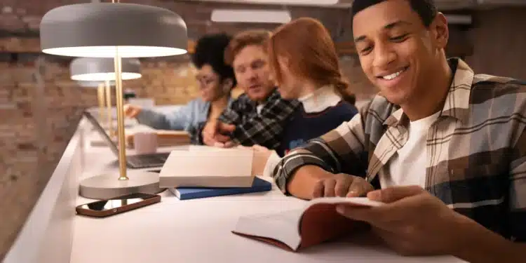 Estudantes concentrados em leitura e estudo em grupo representando o aulão solidário do Enem com preparação intensiva