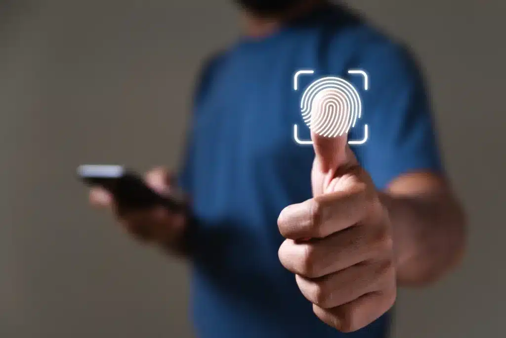 Pessoa utilizando a biometria para autenticação digital, ilustrando o tema das eleições de 2026