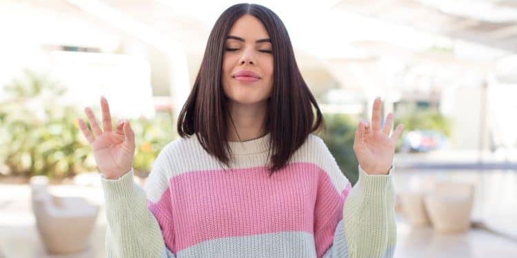 Mulher meditando e refletindo, simbolizando autossuficiência como chave para o sucesso e produtividade.