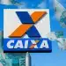 CPFs selecionados pela Caixa Econômica recebem pagamento de mil reais em abril com notas de dinheiro ao redor.