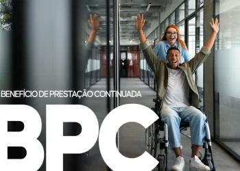Beneficiário do BPC em cadeira de rodas comemorando enquanto consulta calendário de pagamentos de abril com valores atualizados