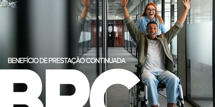 Beneficiário do BPC em cadeira de rodas comemorando enquanto consulta calendário de pagamentos de abril com valores atualizados