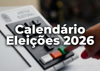 Mão feminina pressionando botão verde "Confirma" em urna eletrônica com inscrição Justiça Eleitoral