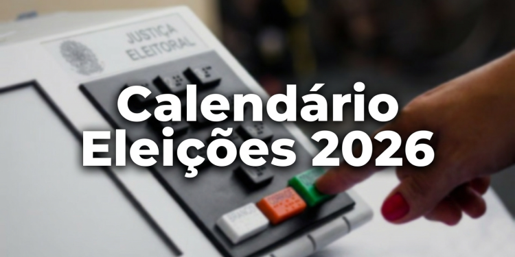 Mão feminina pressionando botão verde "Confirma" em urna eletrônica com inscrição Justiça Eleitoral