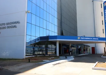 Fachada do edifício sede do Instituto Nacional do Seguro Social com placa da Previdência Social em destaque