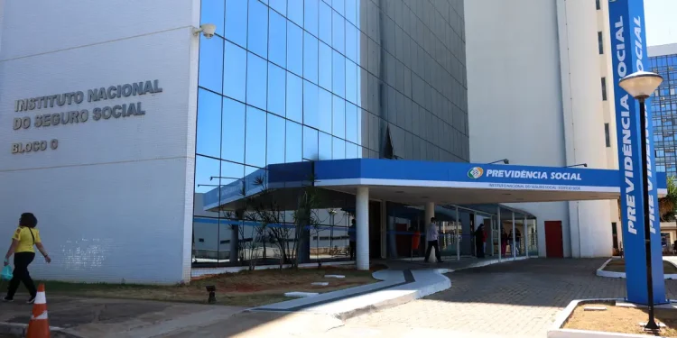Fachada do edifício sede do Instituto Nacional do Seguro Social com placa da Previdência Social em destaque
