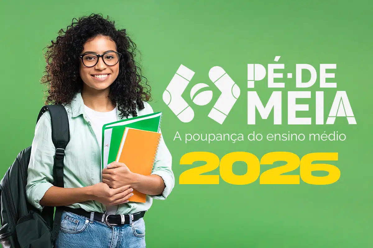 Jovem estudante da rede pública sorrindo com mochila e cadernos, representando os beneficiários do programa Pé-de-Meia 2026 que acompanham o calendário de pagamentos pelo aplicativo CAIXA Tem