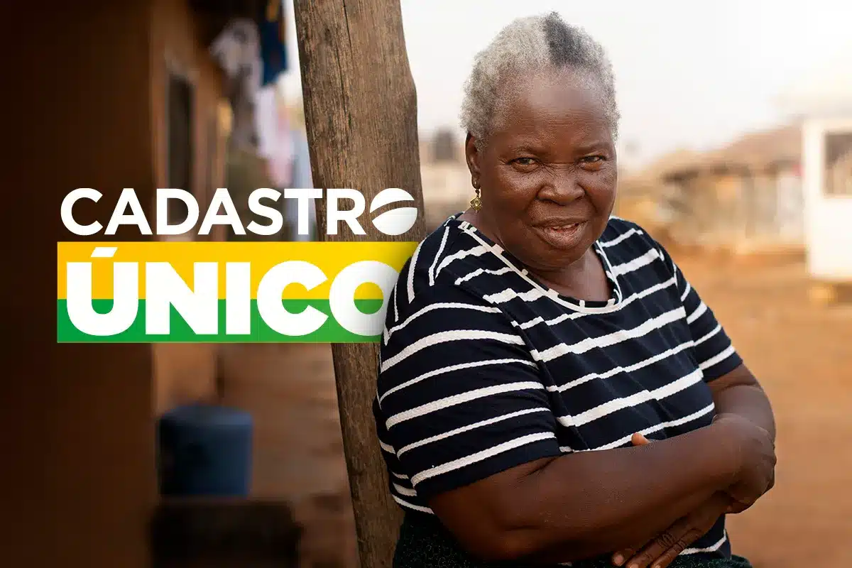 Idosa sorrindo ao lado do logo do Cadastro Único, destacando sua importância para o BPC.