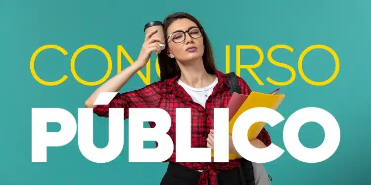 Pessoa cansada, com mochila e livros, representando a preparação para o concurso público.