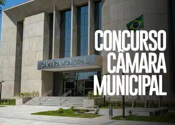 Fachada moderna de Câmara Municipal com escadaria, vidros espelhados, jardim e bandeira brasileira hasteada
