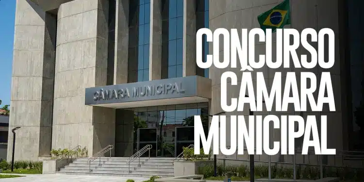Fachada moderna de Câmara Municipal com escadaria, vidros espelhados, jardim e bandeira brasileira hasteada
