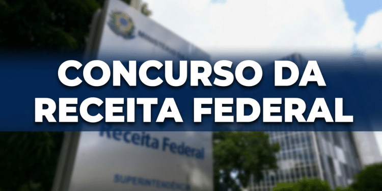 Placa da Receita Federal em frente a prédio institucional com texto "Concurso da Receita Federal" sobreposto