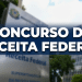 Placa da Receita Federal em frente a prédio institucional com texto "Concurso da Receita Federal" sobreposto