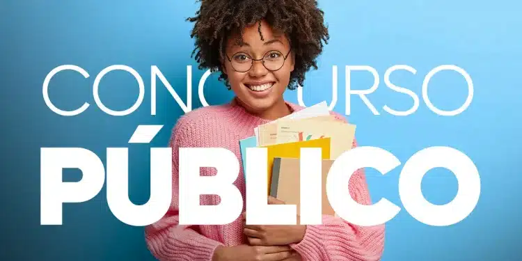 Imagem de mulher sorrindo com documentos em mãos, representando o tema do concurso público.
