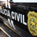 Lateral de viatura preta da Polícia Civil com brasão dourado e nome da corporação em destaque