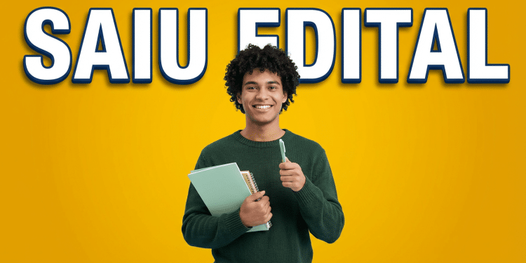 Jovem estudante sorrindo, segurando cadernos e caneta, na frente do texto "Saiu Edital", representando a abertura do concurso público da Prefeitura de Nova Roma do Sul com salários de até R$ 12,9 mil.