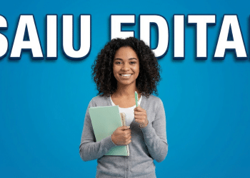 Jovem estudante negra sorridente de cabelos cacheados segurando caderno verde e caneta com texto "Saiu Edital"