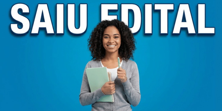 Jovem estudante negra sorridente de cabelos cacheados segurando caderno verde e caneta com texto "Saiu Edital"