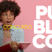 Mulher negra de óculos redondos segura caderno vermelho e lápis amarelo com expressão de insight sobre fundo rosa