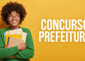 Mulher jovem negra com cabelo crespo, óculos e blusa verde segura pastas coloridas ao lado do texto "Concurso Prefeitura"