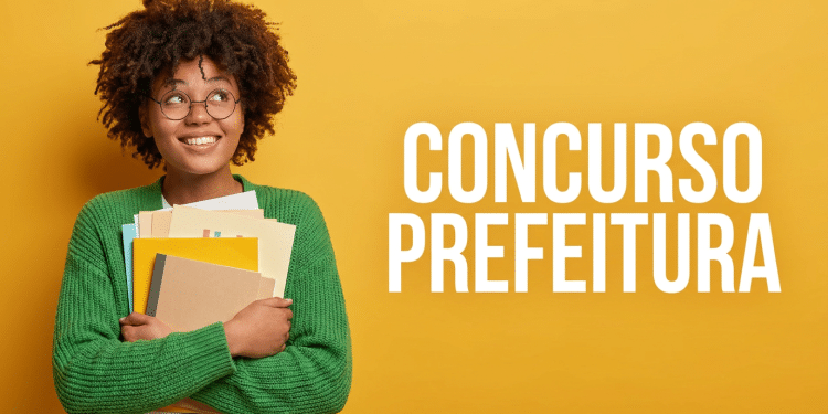 Mulher jovem negra com cabelo crespo, óculos e blusa verde segura pastas coloridas ao lado do texto "Concurso Prefeitura"