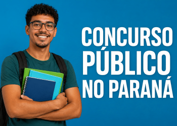 Jovem com óculos e cabelo cacheado segura cadernos coloridos com texto Concurso Público no Paraná ao lado