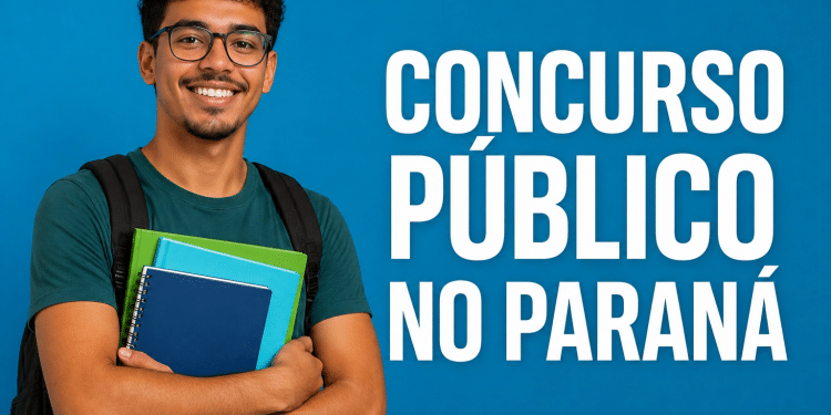 Jovem com óculos e cabelo cacheado segura cadernos coloridos com texto Concurso Público no Paraná ao lado