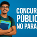 Jovem com óculos e cabelo cacheado segura cadernos coloridos com texto Concurso Público no Paraná ao lado