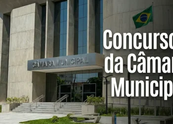 Fachada da Câmara Municipal com bandeira do Brasil e informações sobre concursos públicos.