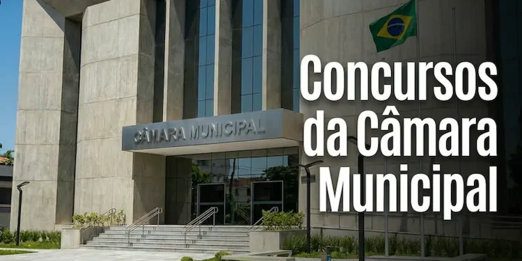 Fachada da Câmara Municipal com bandeira do Brasil e informações sobre concursos públicos.