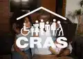 Família reunida na sala de casa com logotipo do CRAS em destaque, representando o papel do Centro de Referência de Assistência Social no atendimento a pessoas em situação de vulnerabilidade e as oportunidades de concurso público em 2026