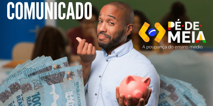 Jovem segurando cofrinho e notas de R$ 100 com logo do programa em sala de aula