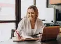 Mulher estudando online com notebook para fazer cursos e aumentar a renda