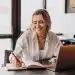 Mulher estudando online com notebook para fazer cursos e aumentar a renda