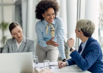 Profissionais em sala de trabalho representam o mercado para formados em cursos técnicos no Brasil