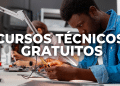 Estudante negro de camisa jeans examina componentes eletrônicos com lente de aumento em laboratório técnico