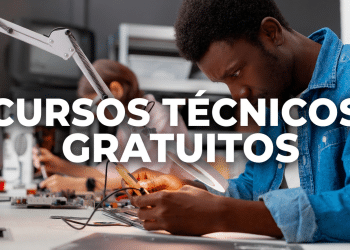 Estudante negro de camisa jeans examina componentes eletrônicos com lente de aumento em laboratório técnico