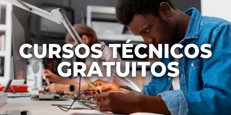Estudante negro de camisa jeans examina componentes eletrônicos com lente de aumento em laboratório técnico
