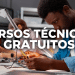 Estudante negro de camisa jeans examina componentes eletrônicos com lente de aumento em laboratório técnico