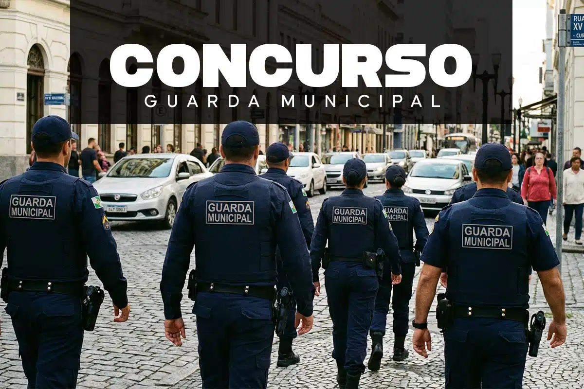 Equipe de guardas civis municipais uniformizados em patrulhamento coletivo por avenida movimentada — cargo com vagas abertas nos concursos de Pouso Alegre (MG) e Manaus (AM) em 2026
